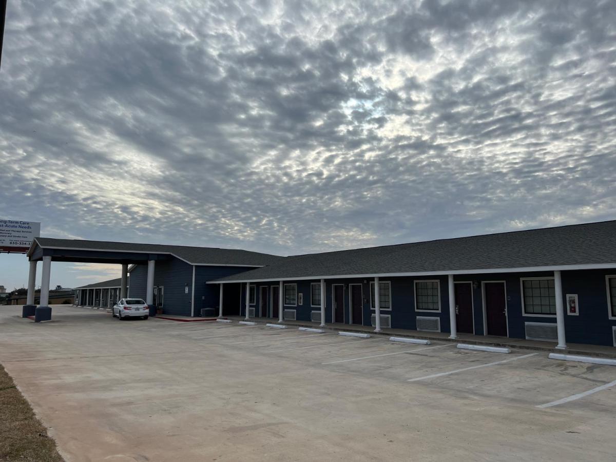 Hotel Bien Venido Pearsall Exterior photo