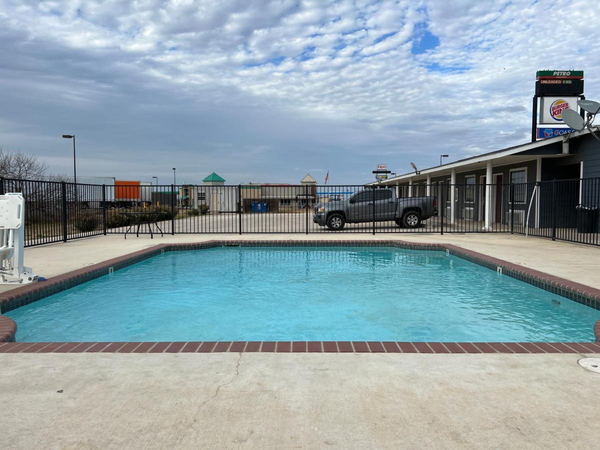 Hotel Bien Venido Pearsall Exterior photo