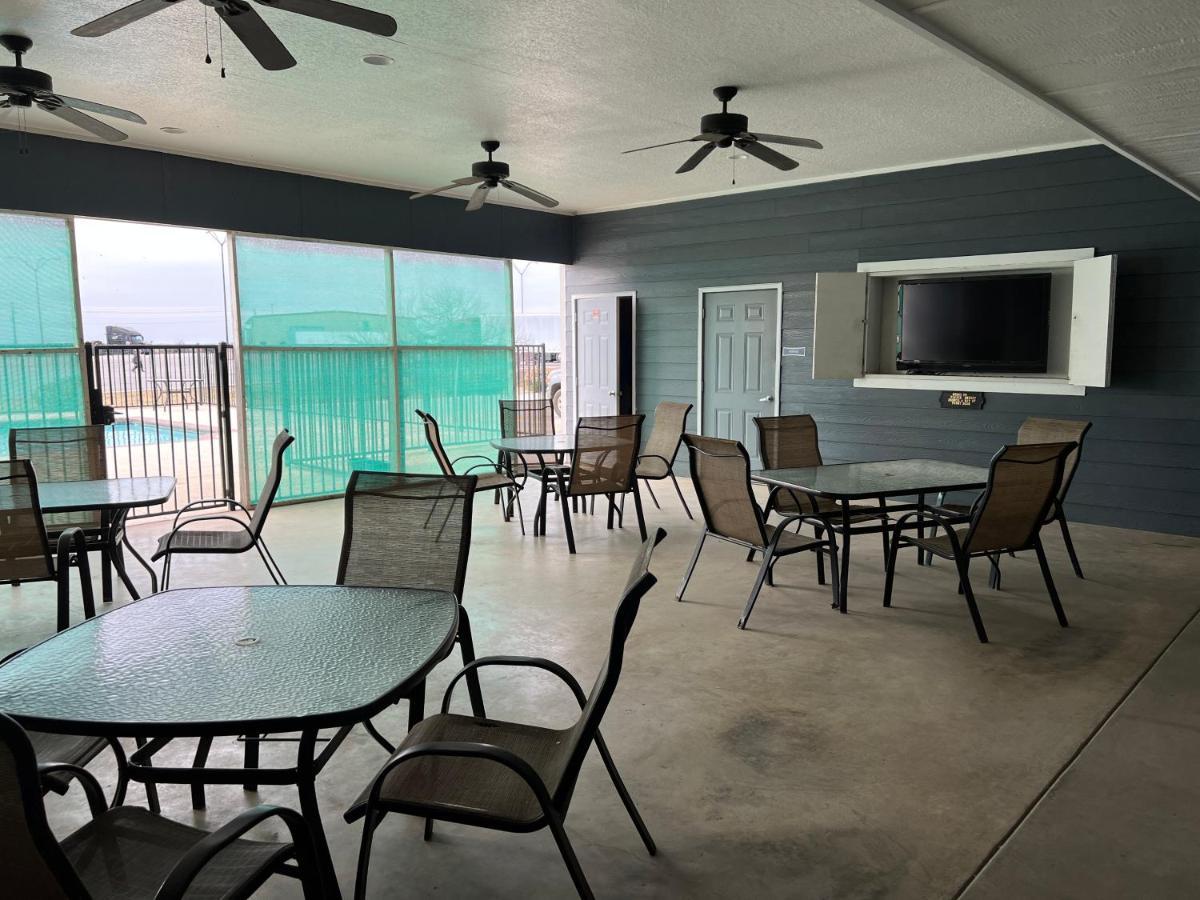 Hotel Bien Venido Pearsall Exterior photo
