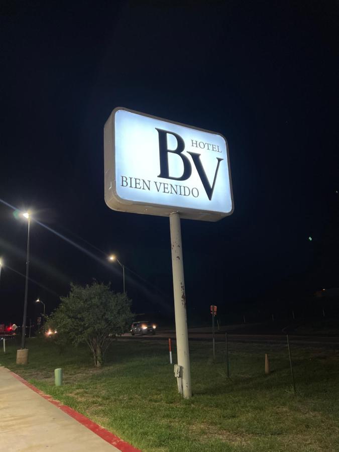 Hotel Bien Venido Pearsall Exterior photo